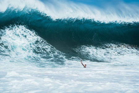 巨浪下的自拍勇士