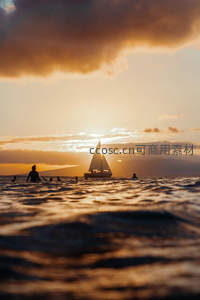 夕阳帆影点点，海面波光粼粼