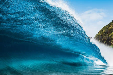 山崖边巨浪拍岸，蔚蓝如琉璃