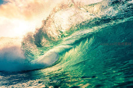 阳光穿透碧绿海浪的奇幻时刻