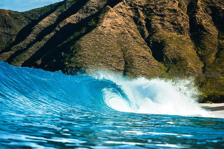 蔚蓝海浪卷曲成完美管状，山崖耸立