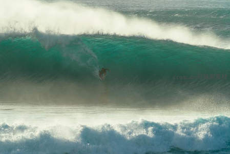 冲浪者征服巨浪的惊险时刻