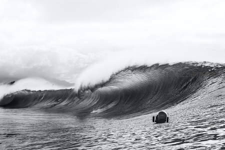 黑白影像中的巨浪与孤独身影