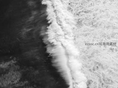 黑白航拍海浪冲击海岸线的瞬间