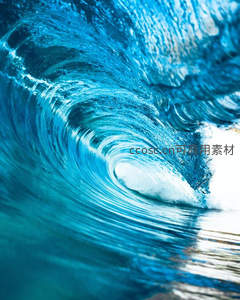 蓝色海浪卷曲形成的完美弧形隧道