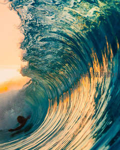 冲浪者在日落时分穿越巨浪隧道