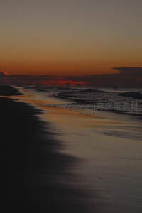 黄昏时分宁静海滩与渐变天空