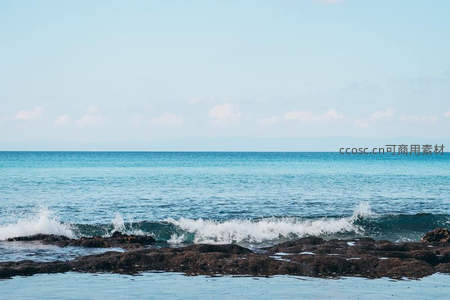 碧海蓝天浪拍礁石，宁静海岸风光
