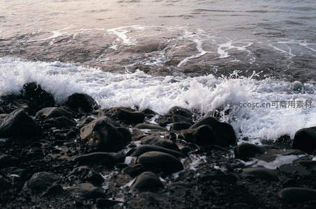 暗礁海岸激浪翻腾，力量与自然之美