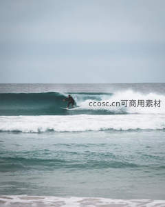 冲浪者驾驭碧浪，挑战极限展身手