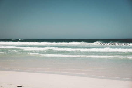 宁静沙滩与碧海，层层白浪轻抚岸
