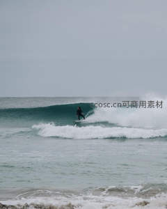 浪尖上的舞者，乘风破浪享自由