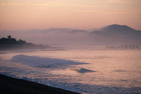 晨雾弥漫的海岸线日出时分