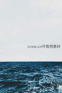 深蓝海面与灰白天空的宁静分界