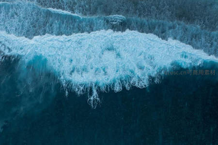 航拍视角下汹涌海浪的壮丽纹理