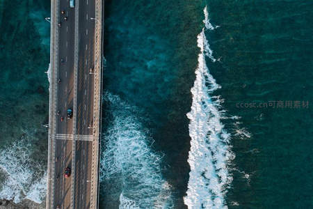 跨海大桥与碧波浪花的几何构图