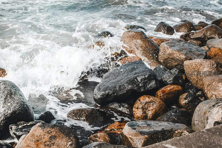 海浪拍打礁石激起白色浪花
