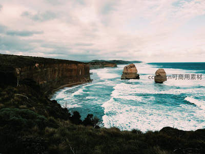 十二门徒岩矗立碧海之中