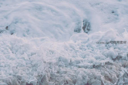 细腻泡沫覆盖湿润沙滩