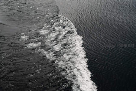 黑白对比中船尾划开水面留下浪痕