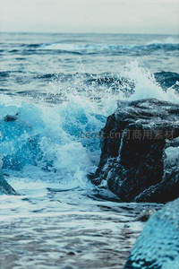 海浪拍打礁石激起白色浪花