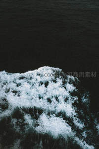 暗夜海面上翻滚的白色浪涛