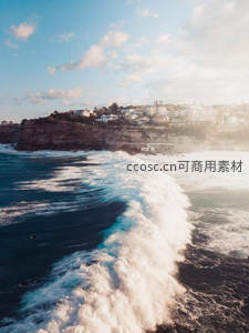 悬崖海岸巨浪翻涌，阳光洒落如画