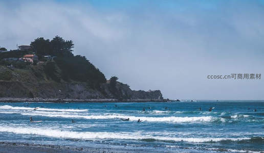 碧海蓝天，众多冲浪者共享海浪乐园