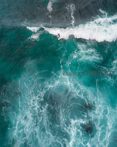 航拍视角下冲浪者驰骋碧海