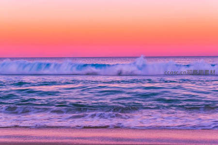 粉紫霞光映照梦幻海滩日落