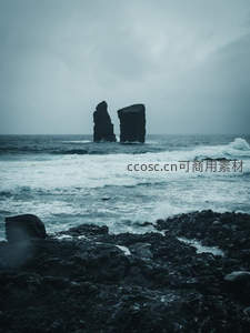 阴云密布下海中孤岩矗立