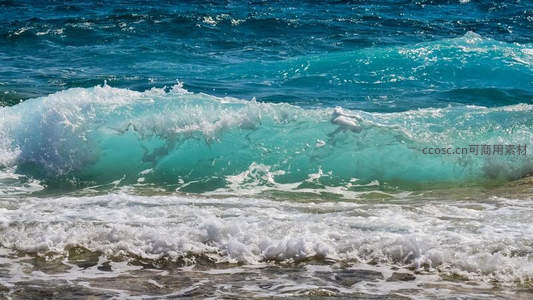 清澈碧浪涌动，白沫轻抚沙滩