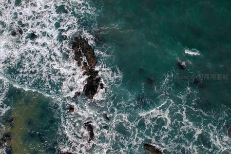 碧海礁石激荡的白色浪花