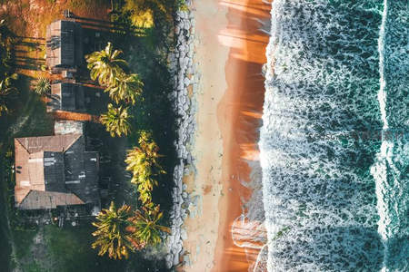 椰林别墅旁的海岸线航拍