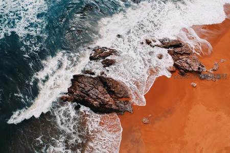 俯视镜头捕捉海浪与红沙海岸交汇的瞬间动态