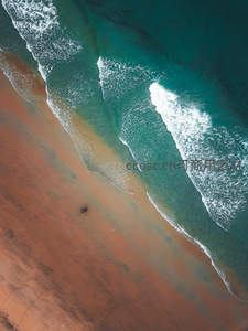 红沙滩与碧海交融的空中画卷