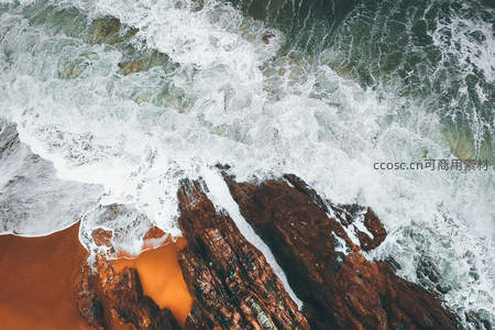 礁石海岸激浪拍打的壮丽景象
