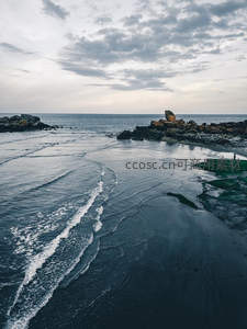 暮色海岸线上的宁静与孤寂