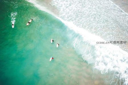 冲浪者在碧波中享受海洋乐趣