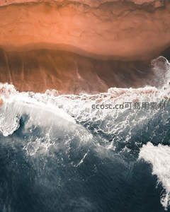 海浪拍打沙滩的壮丽航拍瞬间