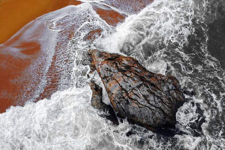 巨岩屹立海中激流环绕的奇观