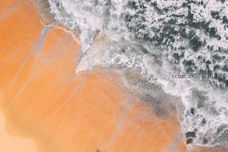 浪花亲吻沙滩的细腻纹理航拍