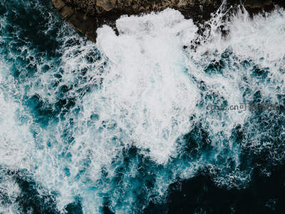 巨浪拍打礁石激起漫天雪白水花