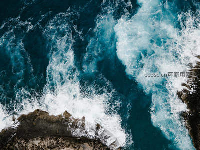 蔚蓝海面与岩石海岸交织的抽象水墨画