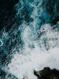 深蓝海水与洁白浪花交织的抽象纹理特写