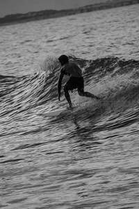 冲浪者在海浪中驰骋的黑白瞬间