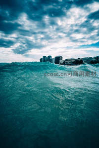 城市天际线下的碧蓝海浪