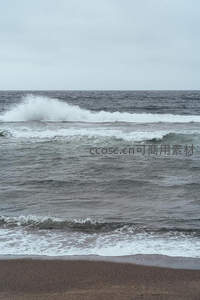 海浪拍岸激起白色浪花
