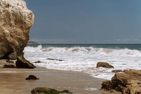 岩石海岸巨浪翻滚冲击