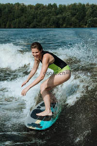 女子湖上冲浪，笑容灿烂享受水上运动的激情与自由